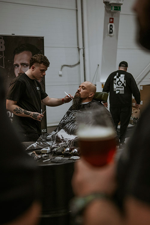 Scena z Lubelskich Targów Piw Rzemieślniczych: barber, klient i piwo