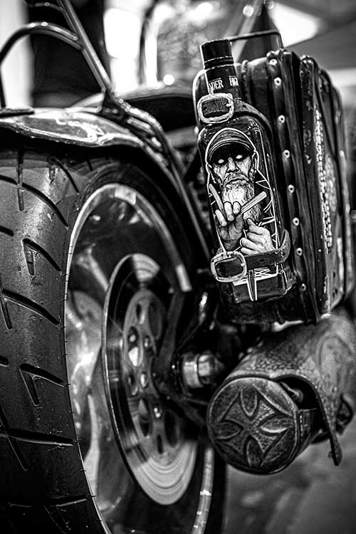 Szczegółowe zdjęcie klasycznego motocykla wystawionego na MotoSession