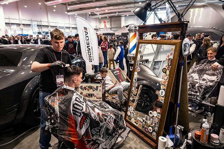 Barber przy pracy – dwa stanowiska, pełna hala ludzi i nasz klasyczny lustrzany setup.