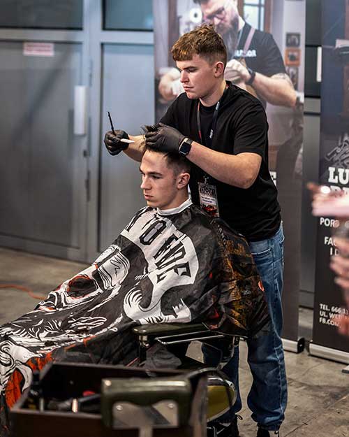 Kolejna fryzura ogarniana na naszym stoisku – skupienie, cięcie i klimat moto targów.