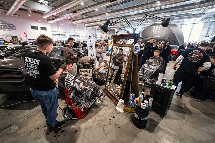 Ruch na stoisku – dwa cięcia naraz, tłum i auta w tle, a w centrum nasza robota.