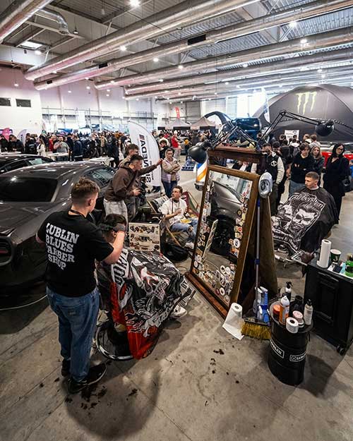 Pełny widok na nasze stanowisko – ludzie, lustra, maszynki i dobra energia.