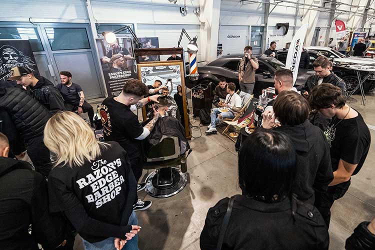 Z góry na stanowisko – pełna ekipa, cięcia w toku, leżaki, lampy, klienci i publika wokół.