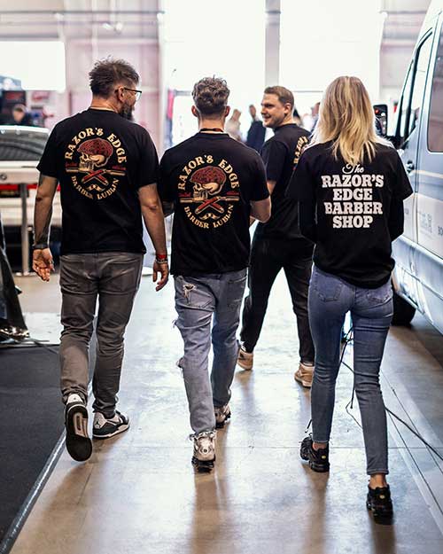 Ekipa Razor’s Edge idzie razem przez halę – identyfikatory, czarne koszulki, pełna gotowość.