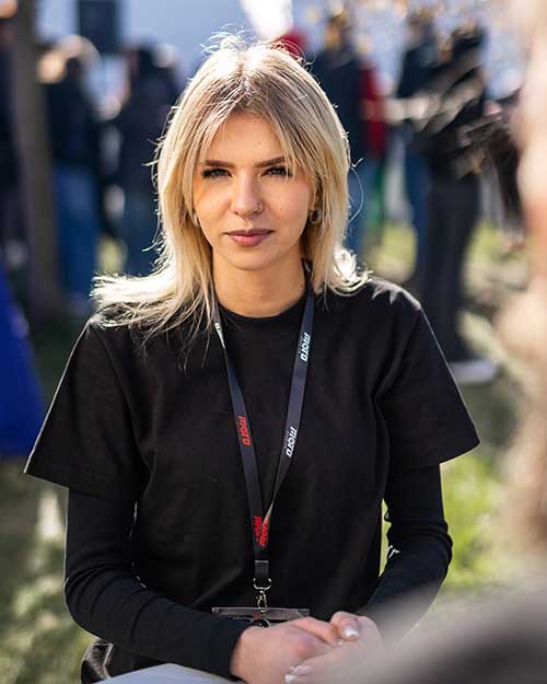 Portret Roksany – skupienie, słońce i klimat backstage’u Moto Session.