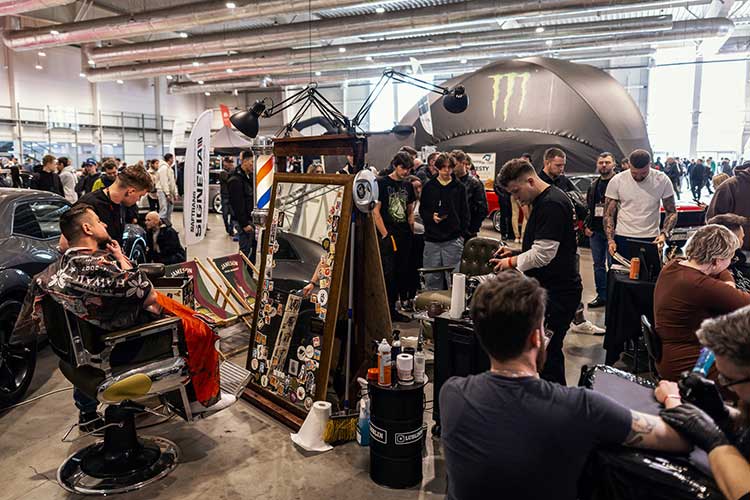 Widok na stanowisko – lustro, cięcia, tatuaże, tłum.