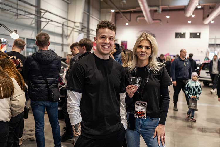 Uśmiechnięci Szymon i Roksana z ekipy pozuje z ulotkami – atmosfera targów i luz po pracy.