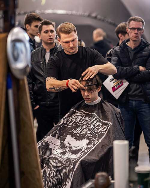 Precyzyjne cięcie na oczach tłumu – skupienie wśród zgiełku targów.