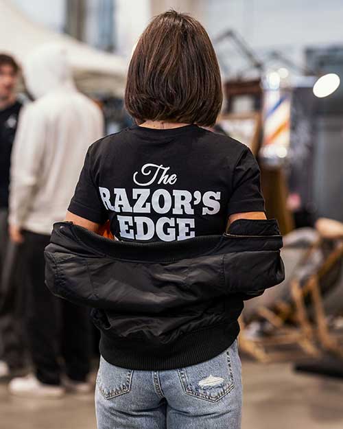 Tył koszulki The Razor’s Edge – styl, prostota i obecność w centrum targów.