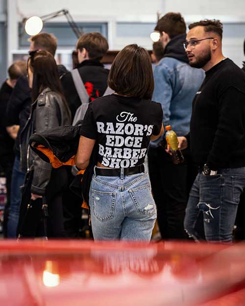 Ekipa Razor’s Edge wśród tłumu – mocna obecność i rozpoznawalne logo.