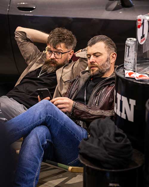 Piotrek i Łukasz na luzie - leżaki i chill.