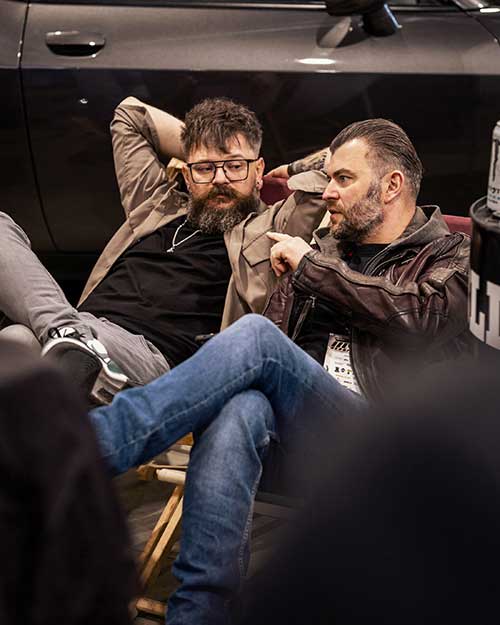 Luźna rozmowa na backstage’u – moment oddechu na targach.