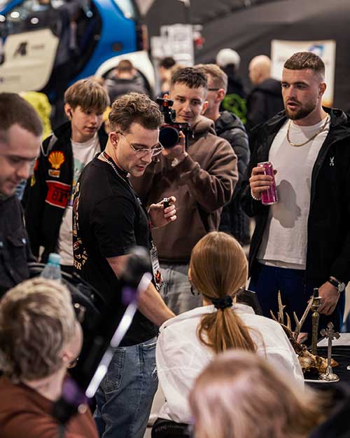 Ekipa przy stoisku, kamera w ruchu – a Mateusz w centrum uwagi.