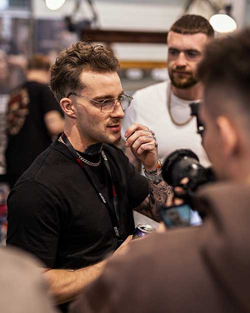 Rozmowa przed kamerą – energia, gesty, scena jak z dokumentu o barberach.