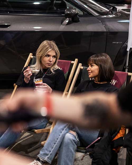 Dziewczyny z ekipy na leżakach – rozmowa i chwila chilloutu przy samochodzie.