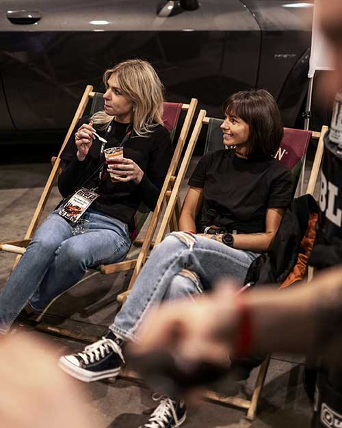 Luźna pogawędka w strefie relaksu.